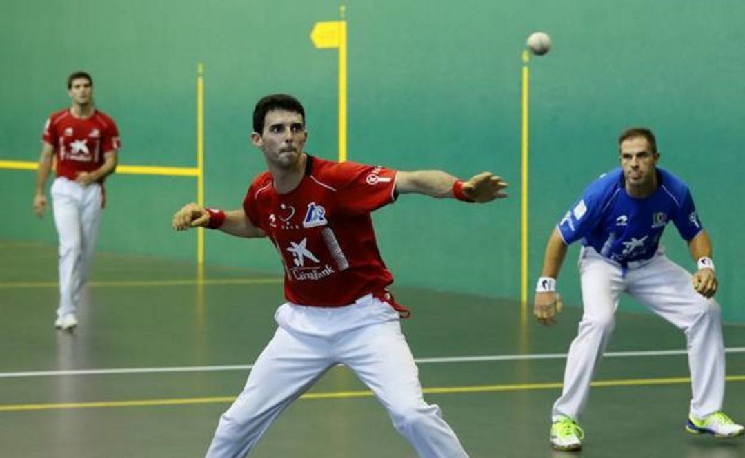 Partido de pelota a mano en un frontón