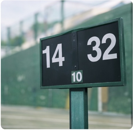 Jugador aplicando táctica y colocación en frontenis