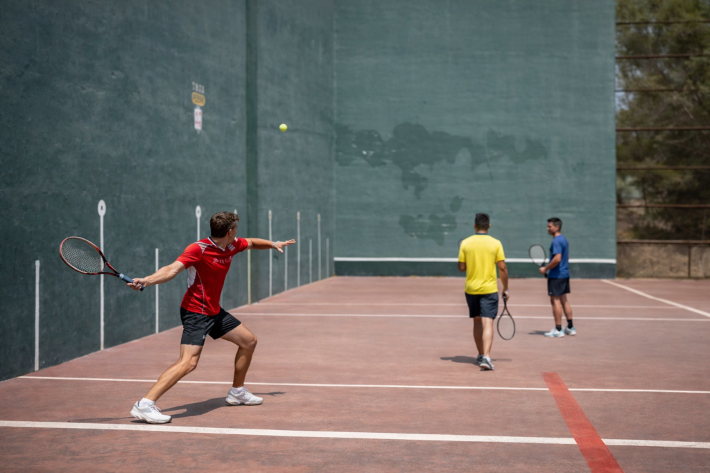 Jugador iniciándose en frontenis en una cancha
