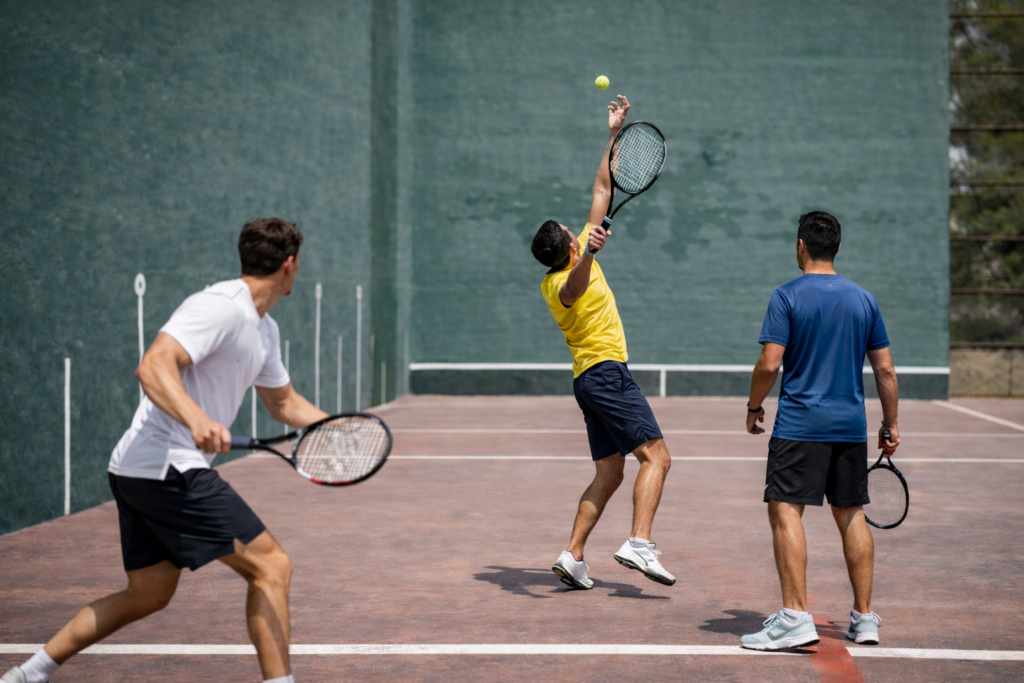 Jugador practicando los golpes básicos de frontenis